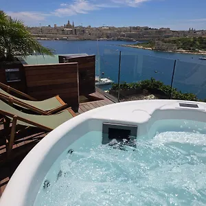Appartamento Unique Seafront Triplex Penthouse With Panoramic Bedroom & Rooftop Jacuzzi Overlooking Valletta, Sliema